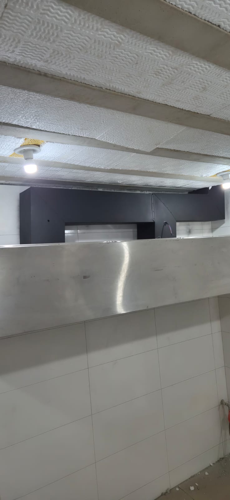 Detalhe do duto fabricado em chapa de aço galvanizado e instalado no restaurante